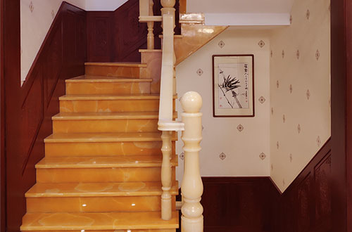 岢岚中式别墅室内汉白玉石楼梯的定制安装装饰效果